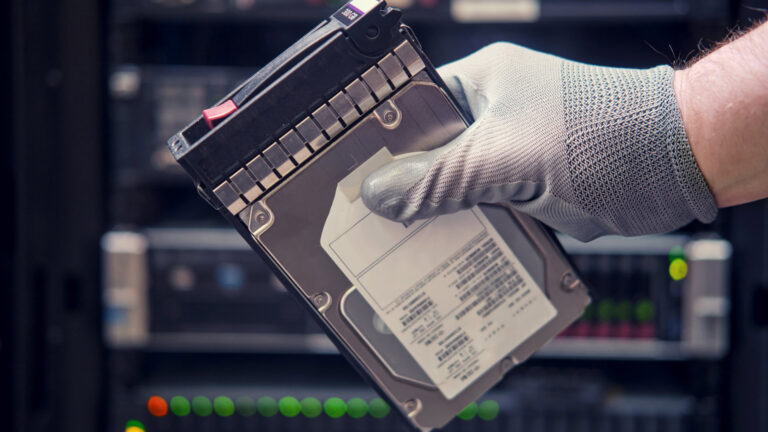 Festplatte 1920 Shutterstock 2209254121