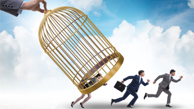 Goldener Kaefig Shutterstock 2243609545 1920