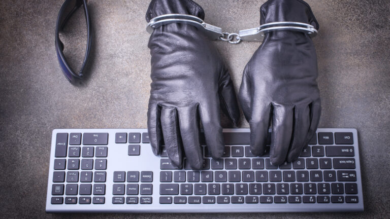 Hacker Festnahme 1920 Shutterstock 1654733878