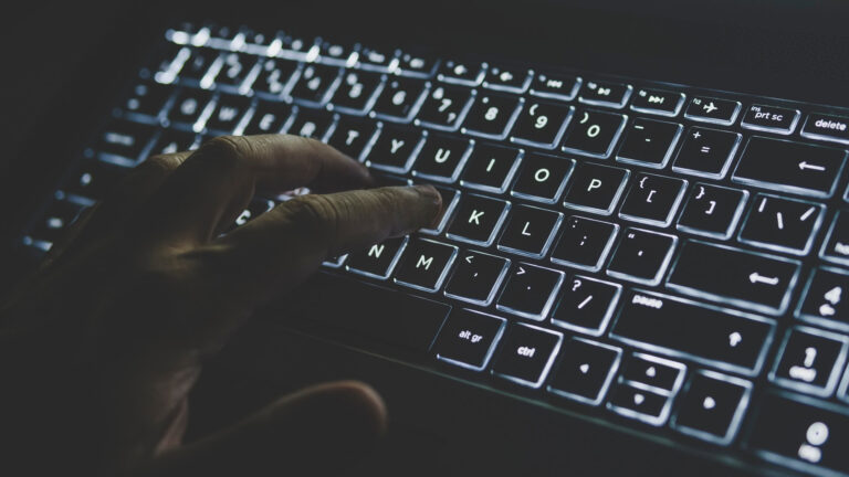 Hacker Haende Shutterstock 1418652182 1920