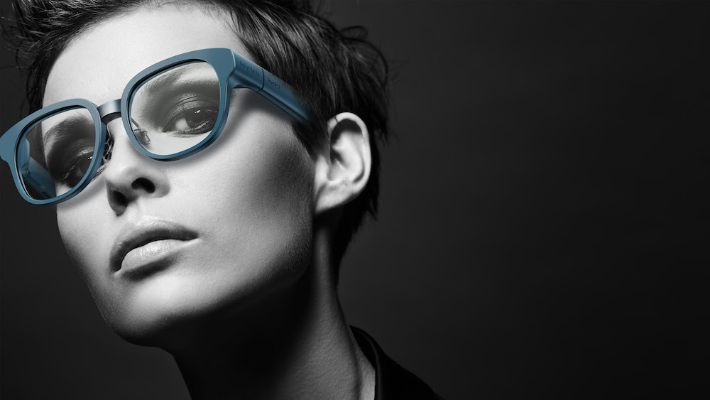 Key Visual Woman without Logo