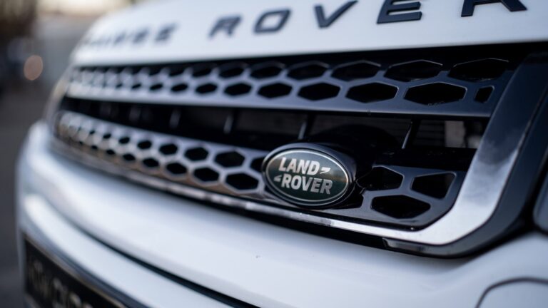 Land Rover Quelle Dmitriy Sinchenko Shutterstock 2399477899 1920
