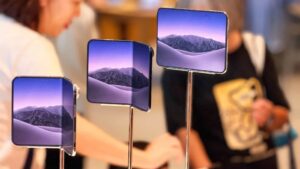 iPhone Duo, iPhone Duo display, foldable iPhone, Apple foldable phone, iPhone Duo hinge, iPhone Duo display cracking along the hinge, iPhone Duo screen damage reports, Apple foldable phone hinge problems